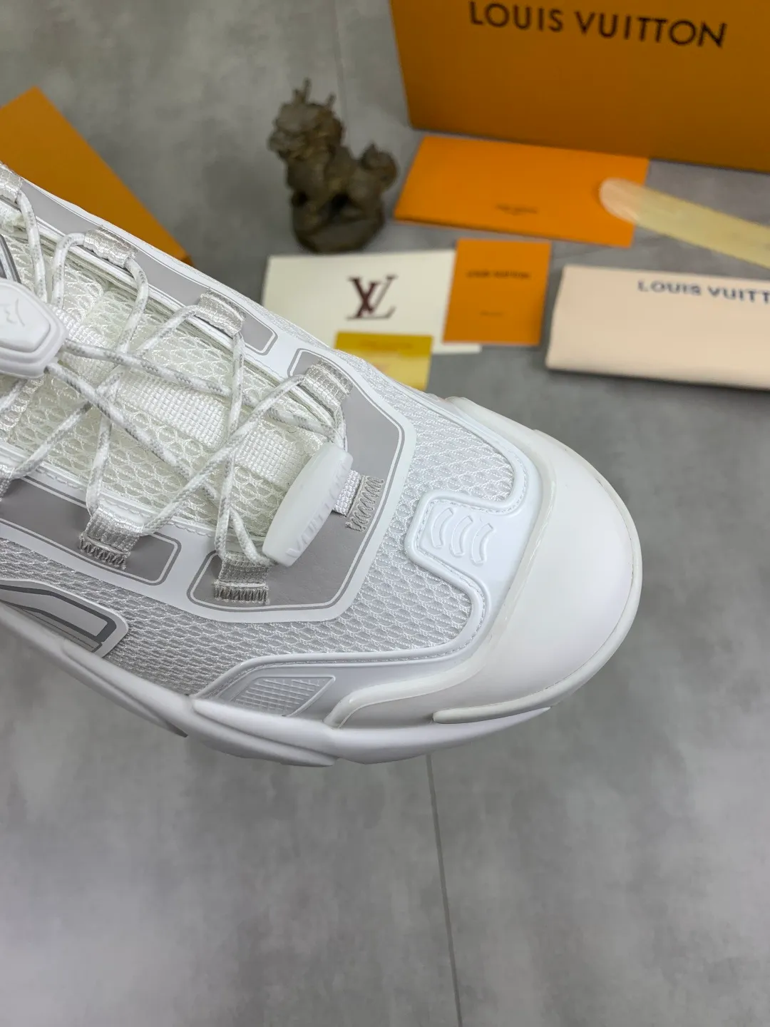 Men's Men's Shoes💰P740 New High Version LV Louis Vuitton L Jialu Brand Runner Tatic Series Thick Sole Casual Sports Shoes Running Shoes Original Purchase Development Production This LV Runner Tatic sports shoe combines technical materials such as mesh fabric and ribbons to interpret the inspiration of traditional mountaineering shoes. LV letters are written on one side, the lariat buckle of the quick lacing system is embellished with Monogram flowers and Louis Vuitton logos, and the light and wear-resistant rubber outsole completes the whole package. The delivery counter is beautifully packaged🛍📦 ▪️Fabrics: Original imported custom technical fabric + mesh ▪️Inner lining: Original customized breathable mesh ▪️Sole: Original open-molded anti-slip rubber combination material ▪️Sole thickness: 4CM ▪️Size: Men's 39-44 (38 45 (customized)